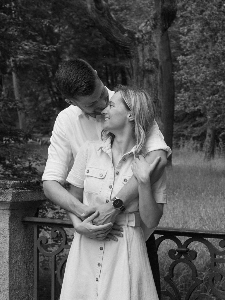 ein Paar umarmend und lachend in schwarz-weiß