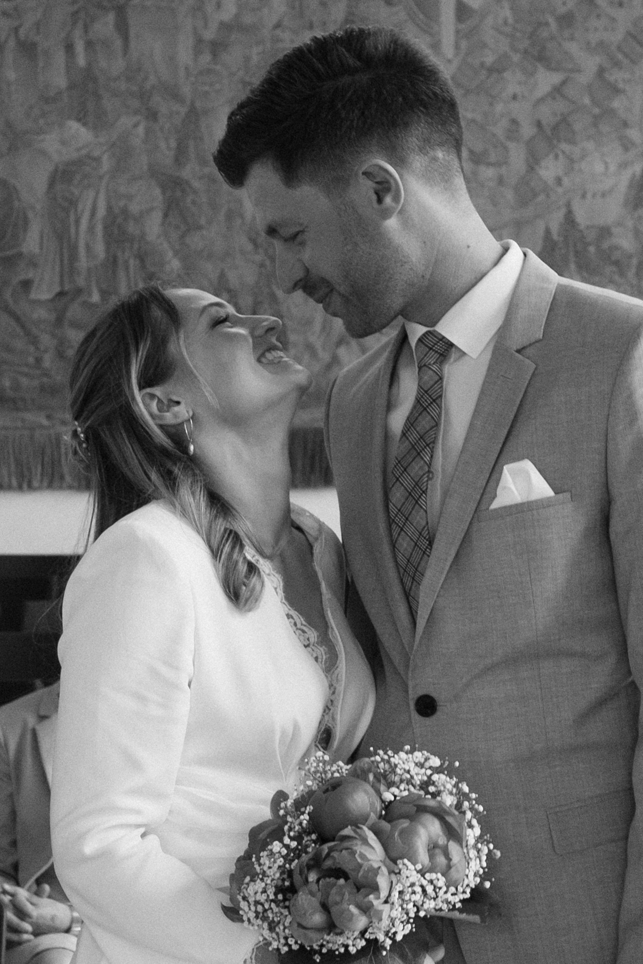 glückliches Brautpaar schaut sich an im Standesamt in schwarz-weiß