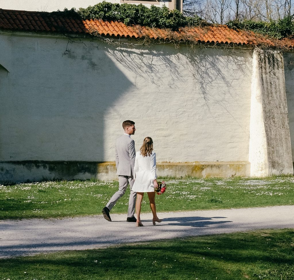 Brautpaar spaziert nach standesamtlicher Trauung durch Park