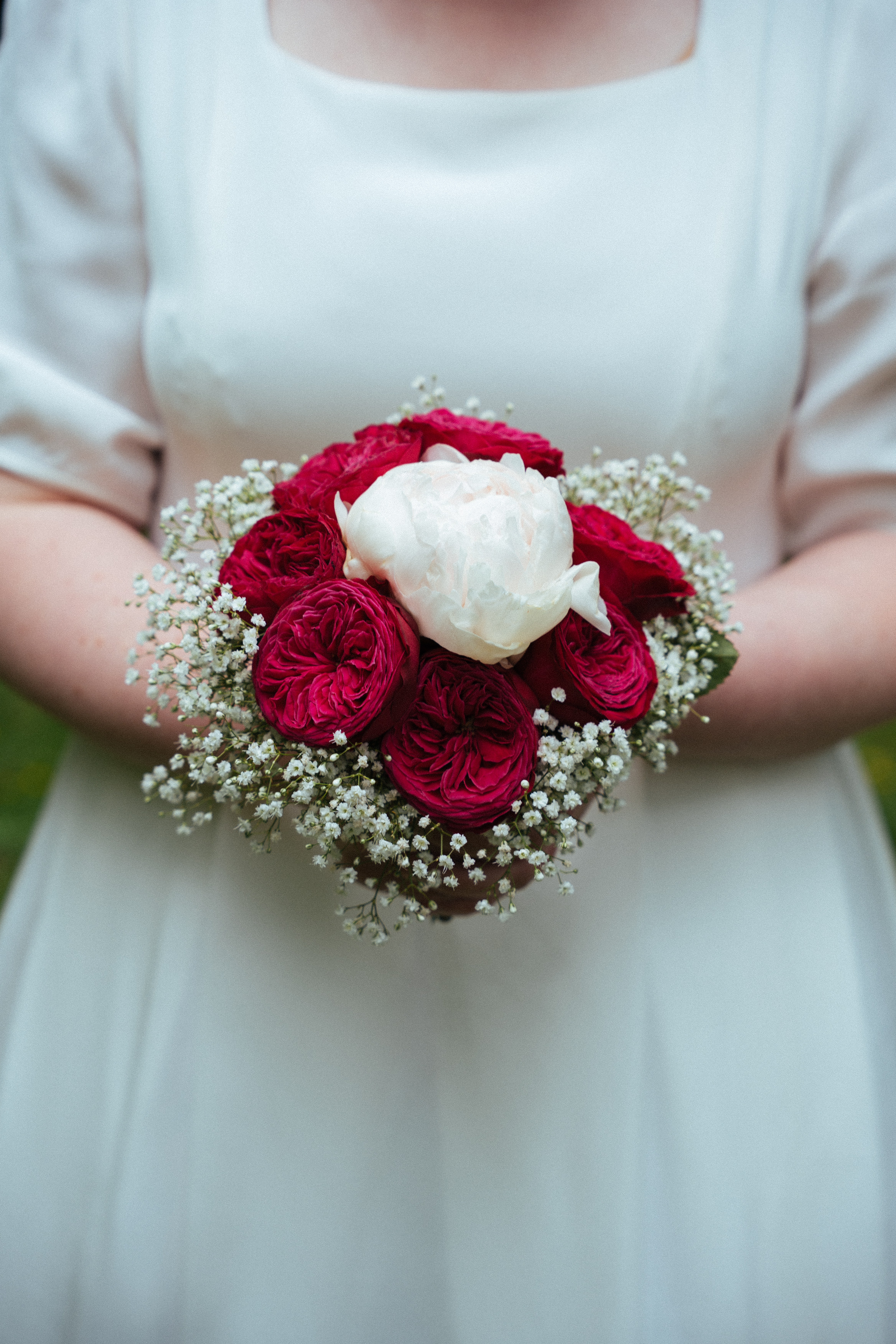 Braut hält pink-weißen Brautstrauß bei Hochzeit in Tübingen