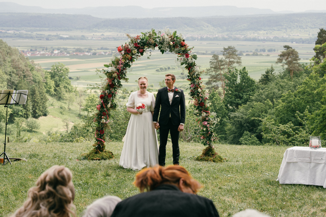 Paar auf Vespa vor schöner Kirche