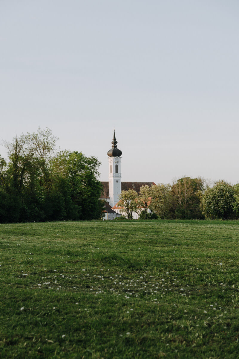 Bild von einer Kirche vor der Trauung