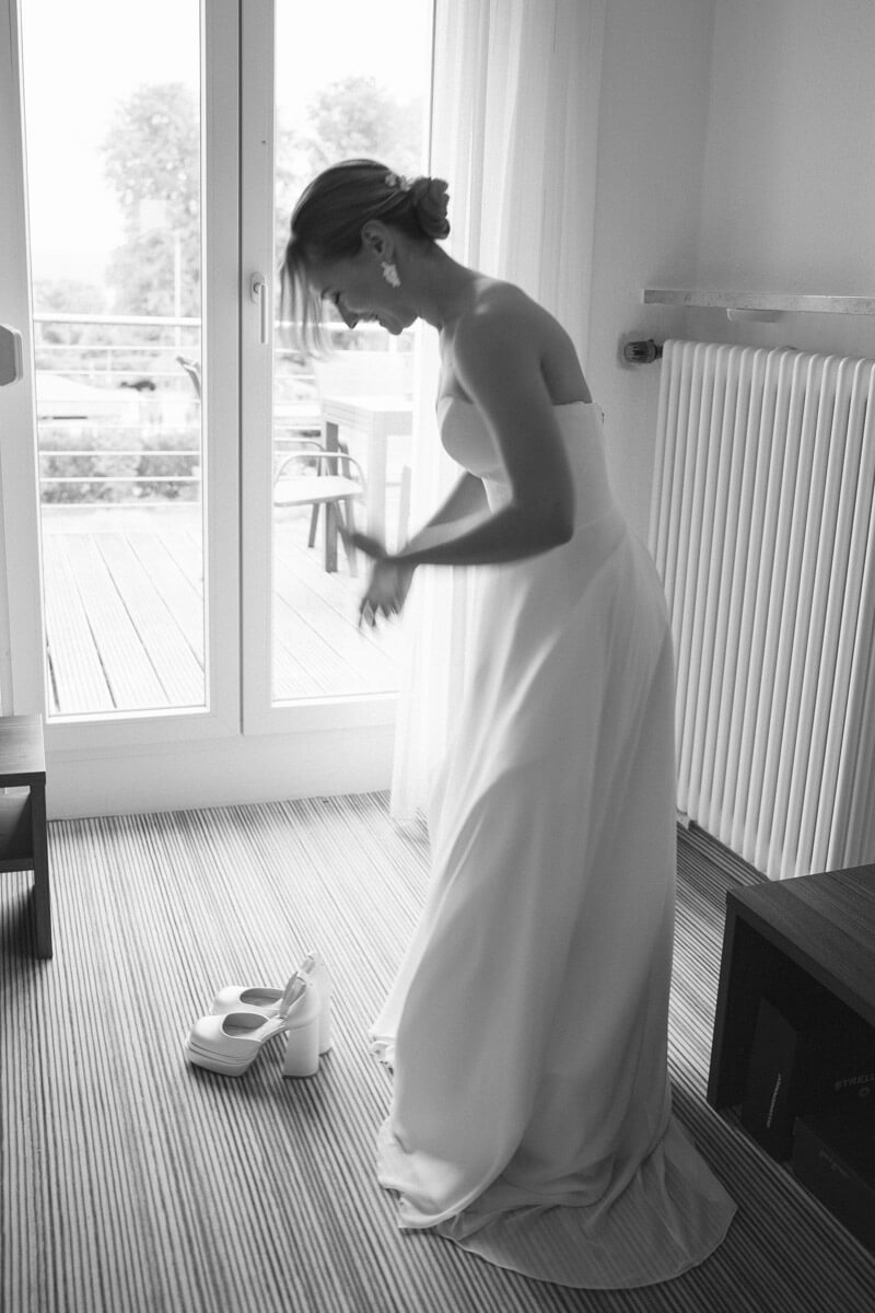 Braut beim Getting Ready am Tag ihrer Hochzeit