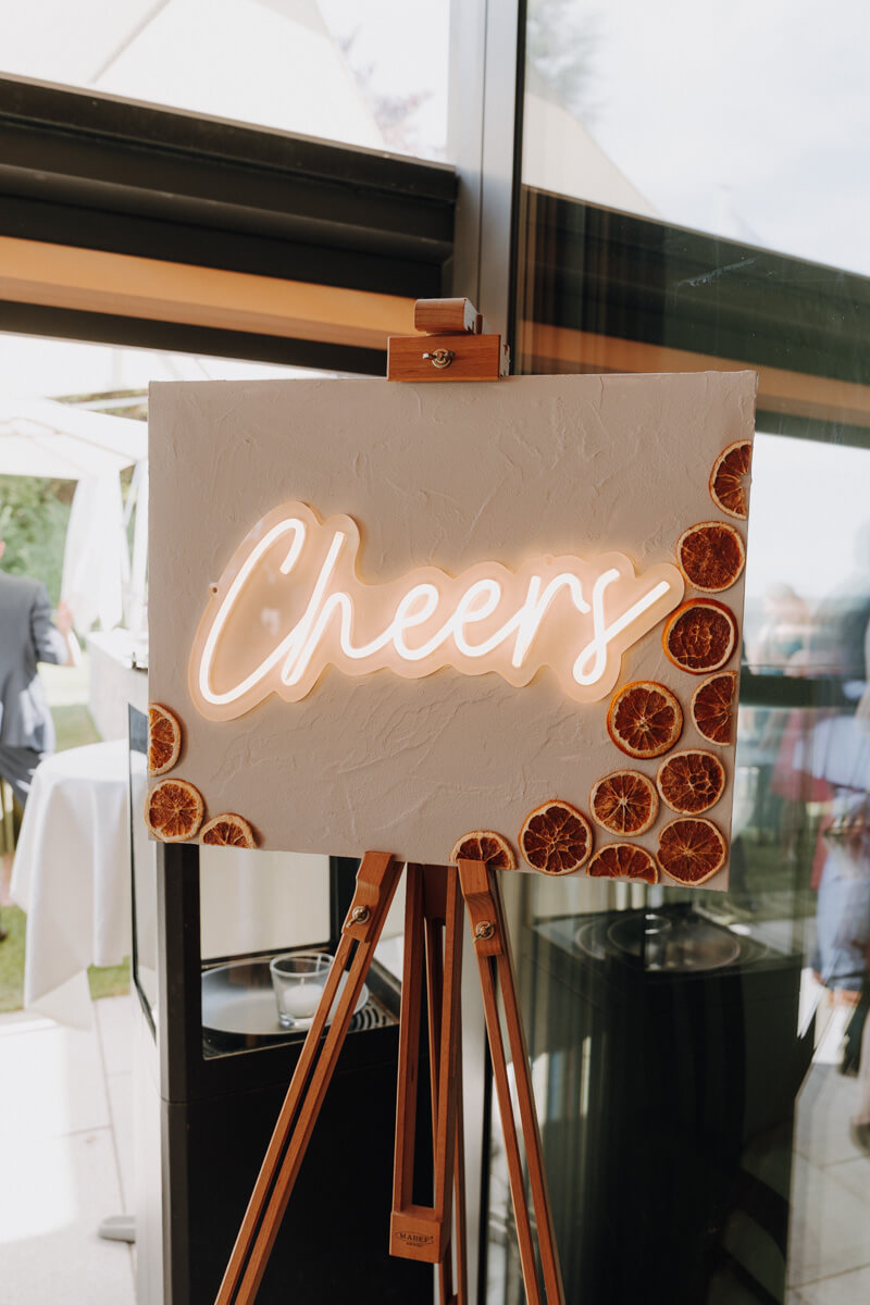 Leuchtschrift Cheers bei einer Hochzeit als Dekoration