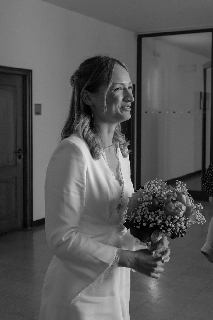 Die Braut kurz vor ihrer standesamtlichen Trauung mit Brautstrauß