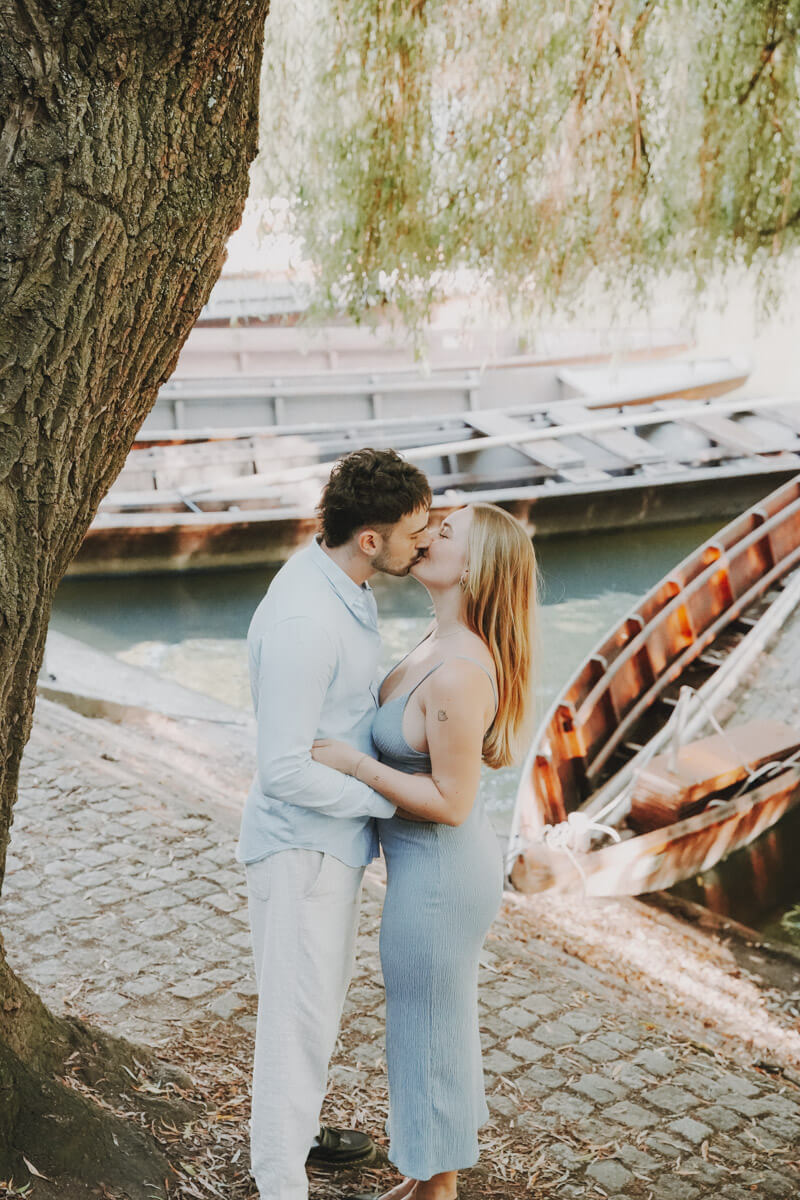 Ein Paar küsst sich beim Paarshooting in Tuebingen am Neckar