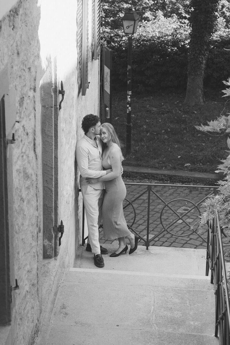 Ein Paar bei einem Paarshooting in Tuebingen in schwarz-weiß