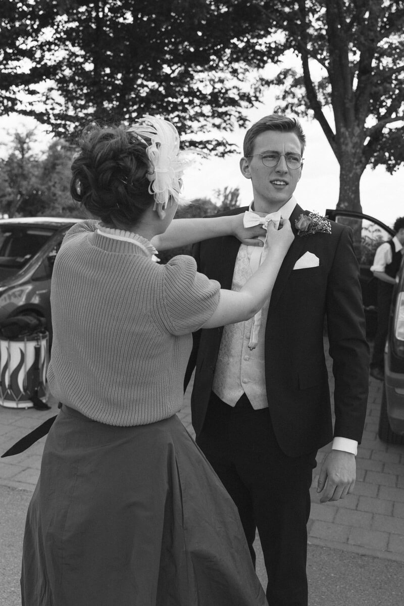 Der Bräutigam beim Getting Ready kurz vor der Trauung bei Hochzeit in Tuebingen