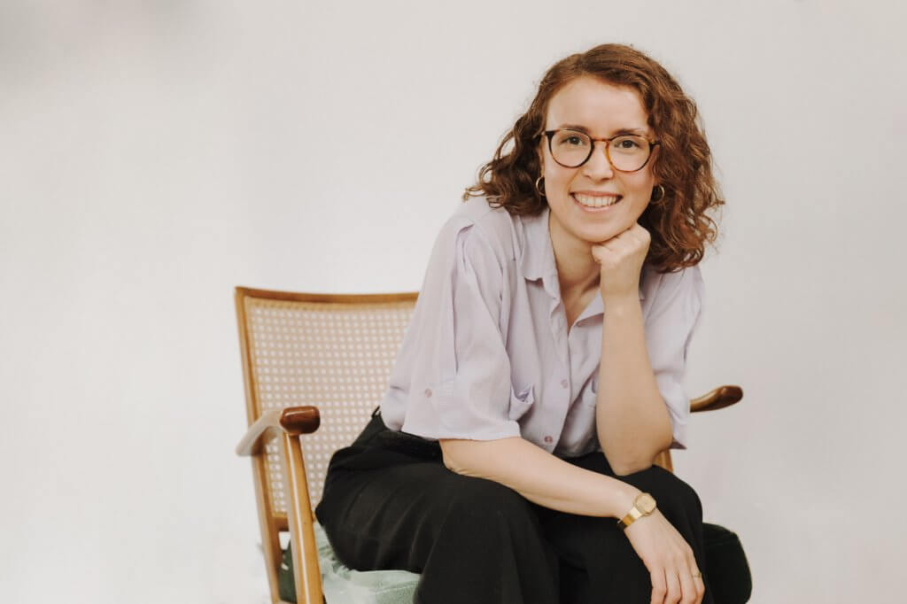 Portraitfoto der Hochzeitsfotografin Gülce aus Tübingen von Frame & Motion