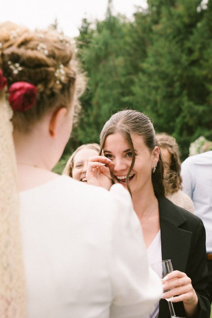 Ein Gast ist emotional bei Gratualtion der Braut nach der Hochzeit in Tübingen