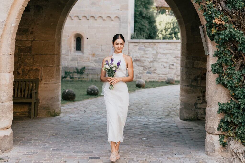 Braut steht vor Hochzeit in Tübingen Bebenhausen