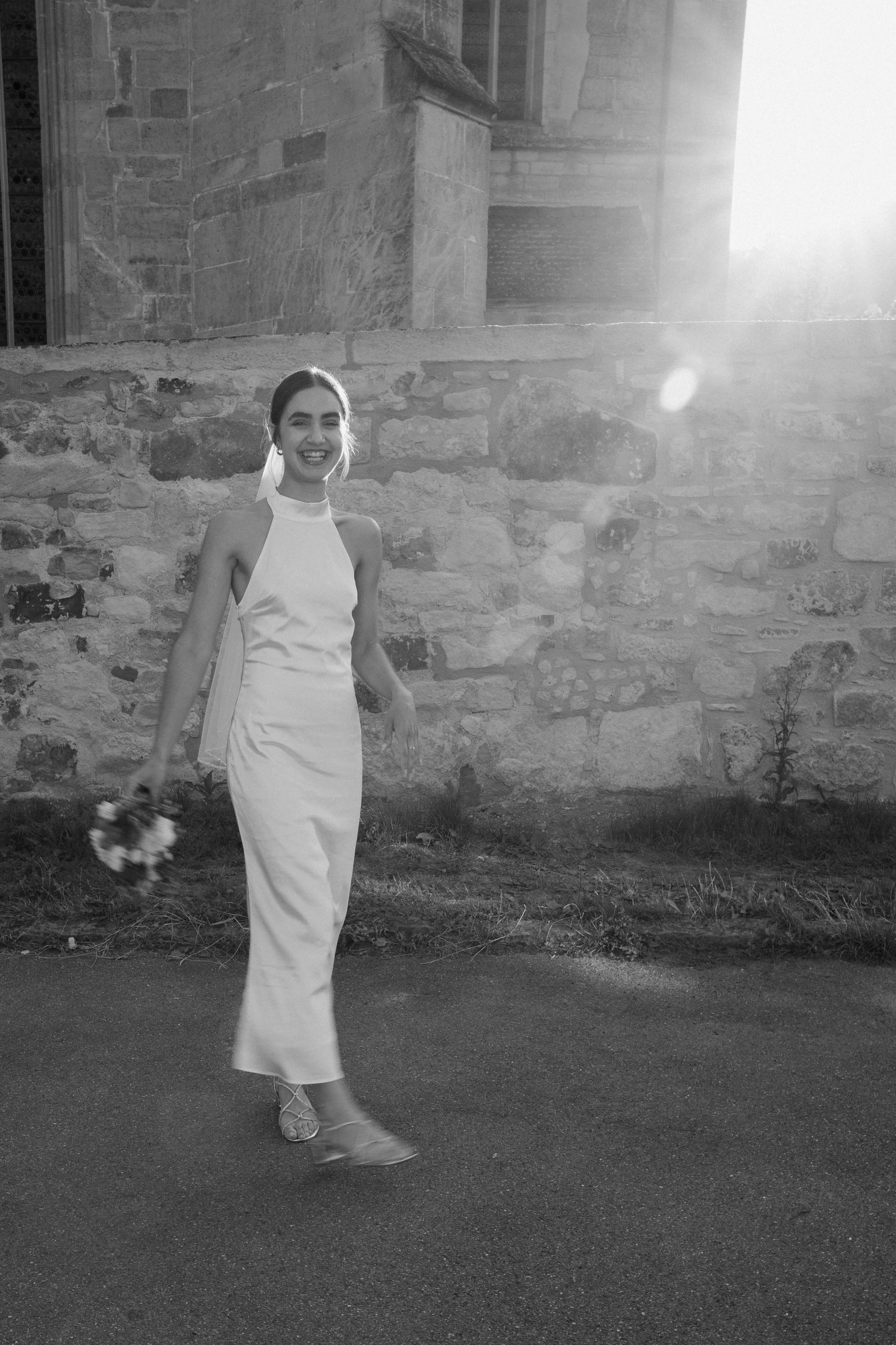 Eine Braut in schwarz-weiss nach ihrer Hochzeit in Tübingen